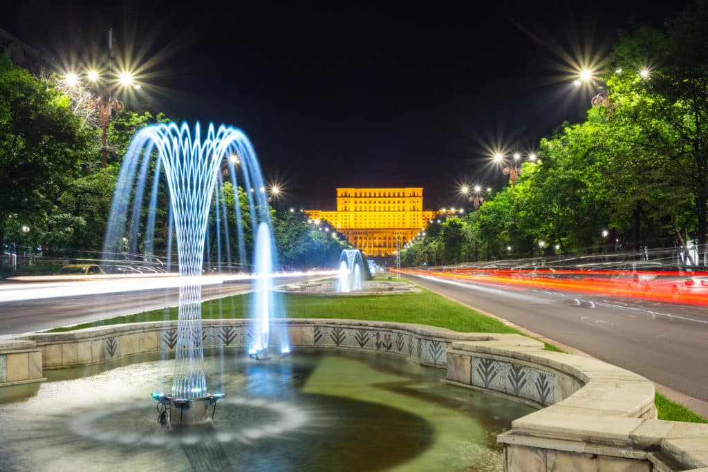 Nachts über den Boulevard Unirii in Bukarest