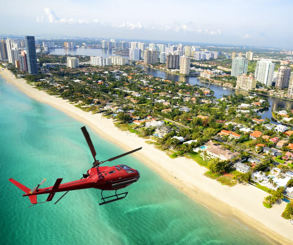 Helikopter oder Kleinflugzeug über Miami